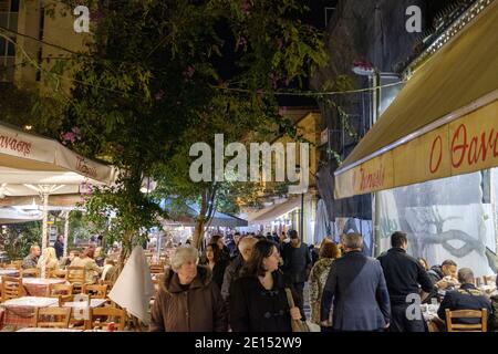 Athen - Dezember 2019: Nachtstraße im Zentrum von Athen Stockfoto
