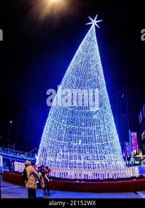 Weihnachtsbaum und Dekoration im Wembley Park Shopping Centre London VEREINIGTES KÖNIGREICH Stockfoto