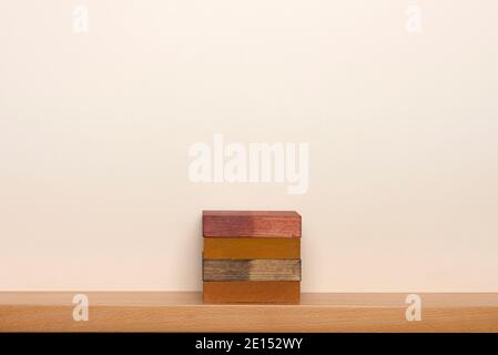 Quadratischer Holzblock auf beigefarbenem Hintergrund. Holzpodium für Produktpräsentation. Hintergrund nachmachen. Stockfoto