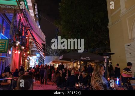 Athen - Dezember 2019: Nachtstraße im Zentrum von Athen Stockfoto