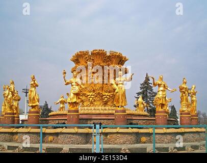 MOSKAU, RUSSLAND - 13. APRIL 2008: Figuren der Brunnenfreundschaft der Nationen auf dem All-russia Exhibition Centre in Moskau, Russland Stockfoto