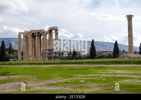Athen - Dezember 2019: Blick auf den Tempel des olympischen Zeus Stockfoto