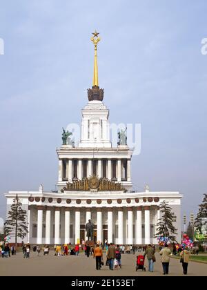 MOSKAU, RUSSLAND - 13. APRIL 2008: Der zentrale Pavillon des VDNKh in Moskau, Russland. VDNKh ist ein permanenter Allzweck-Messe- und Vergnügungspark Stockfoto