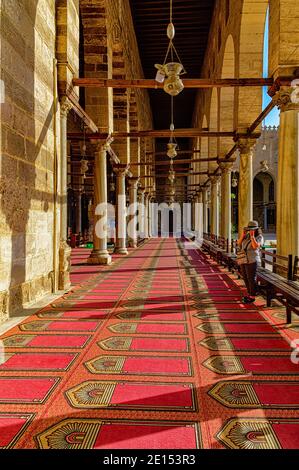 Eine der Arkaden rund um den Innenhof.der Moschee von Sultan al-Muayyad in Kairo Stockfoto