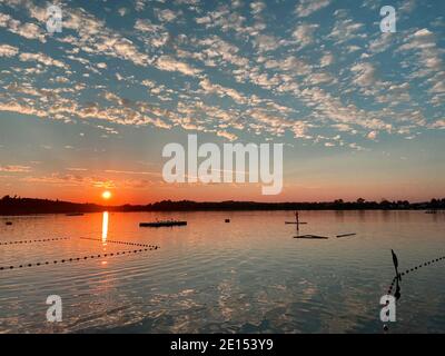 Farbenprächtiger Sonnenuntergang über dem See von Pfäffikon mit einigen Wolken Am Himmel Stockfoto