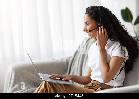 Seitenansicht der hübschen Frau mit Videokonferenz von zu Hause Stockfoto