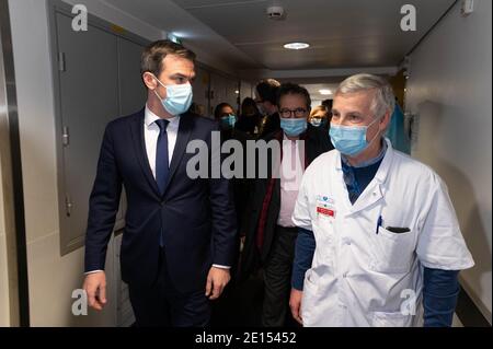 Olivier Veran, französischer Gesundheitsminister Olivier Veran, kommt am 4. januar 2020 zur Impfung von Gesundheitspersonal im Impfzentrum des Hotels Dieu (Assistance Publique – Hopitaux de Paris) in Paris, Frankreich, an. Foto von Jacques Witt/Pool/ABACAPRESS.COM Stockfoto