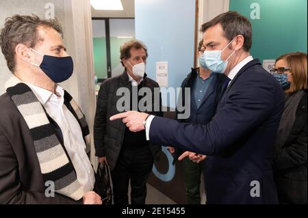 Olivier Veran, französischer Gesundheitsminister Olivier Veran, kommt am 4. januar 2020 zur Impfung von Gesundheitspersonal im Impfzentrum des Hotels Dieu (Assistance Publique – Hopitaux de Paris) in Paris, Frankreich, an. Foto von Jacques Witt/Pool/ABACAPRESS.COM Stockfoto