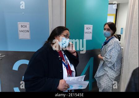 Impfung von Gesundheitspersonal, im Impfzentrum des Hotels Dieu (Assistance Publique – Hopitaux de Paris) in Paris, Frankreich am 4. januar 2020. Foto von Jacques Witt/Pool/ABACAPRESS.COM Stockfoto