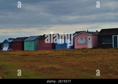 Eine Reihe farbenfroher Strandhütten auf der Isle of Portland, Dorset Stockfoto