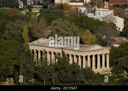 Athen - Dezember 2019: Blick auf den Hephaestus-Tempel mit Athen im Hintergrund Stockfoto