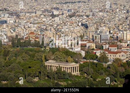 Athen - Dezember 2019: Blick auf den Hephaestus-Tempel mit Athen im Hintergrund Stockfoto