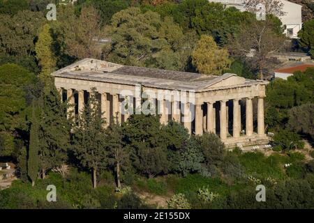 Athen - Dezember 2019: Blick auf den Hephaestus-Tempel mit Athen im Hintergrund Stockfoto