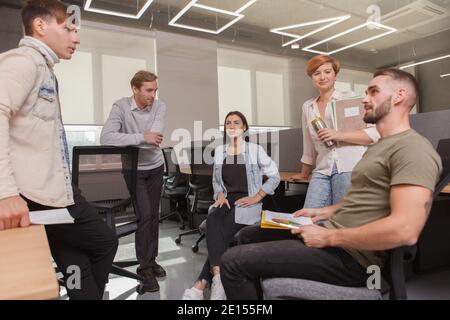 Gruppe von jungen Geschäftsleuten im Gespräch nach dem Treffen bei Modern Büro Stockfoto