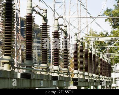 Kochelsee, Deutschland - 1. Oktober 2020: Transformatoren in einem Umspannwerk. Änderung der Spannung des elektrischen Stroms. Am Walchensee Wasserkraftwerk Plan Stockfoto