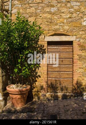 Eine alte Tür in einem Steingebäude im historischen Dorf Rocchette di Fazio in der Nähe von Semproniano in der Provinz Grosseto, Toskana, Italien Stockfoto