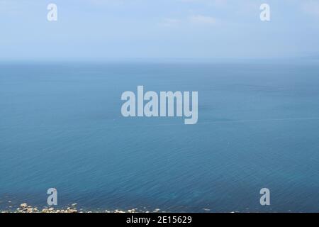 Kleines Ruderboot, das von der Küste absetzt Isle of Portland in Dorset Stockfoto