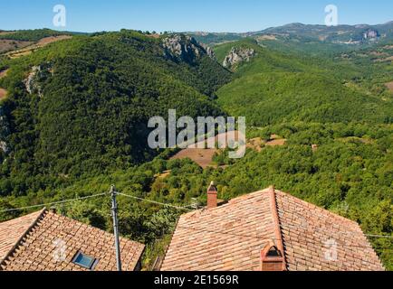 Ein Blick auf die Landschaft über den Dächern in der historischen mittelalterlichen Ortschaft Rocchette di Fazio bei Semproniano in der Provinz Grosseto, Toskana, Italien Stockfoto