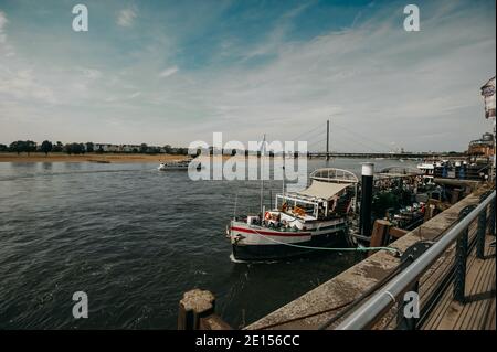 DÜSSELDORF, DEUTSCHLAND - 13. AUGUST 2020: Das Boot auf dem Rhein in Düsseldorf Stockfoto