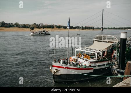 DÜSSELDORF, DEUTSCHLAND - 13. AUGUST 2020: Das Boot auf dem Rhein in Düsseldorf Stockfoto