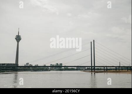 DÜSSELDORF, DEUTSCHLAND - 13. AUGUST 2020: Die Rheinkniebrücke ist eine Seilbahnbrücke über den Rhein in Düsseldorf, die am 16. Oktober 1969 für den Verkehr geöffnet wurde. Stockfoto