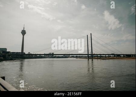 DÜSSELDORF, DEUTSCHLAND - 13. AUGUST 2020: Die Rheinkniebrücke ist eine Seilbahnbrücke über den Rhein in Düsseldorf, die am 16. Oktober 1969 für den Verkehr geöffnet wurde. Stockfoto