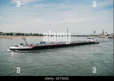 DÜSSELDORF, DEUTSCHLAND - 13. AUGUST 2020: Das Boot auf dem Rhein in Düsseldorf Stockfoto