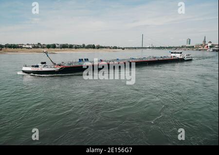 DÜSSELDORF, DEUTSCHLAND - 13. AUGUST 2020: Das Boot auf dem Rhein in Düsseldorf Stockfoto