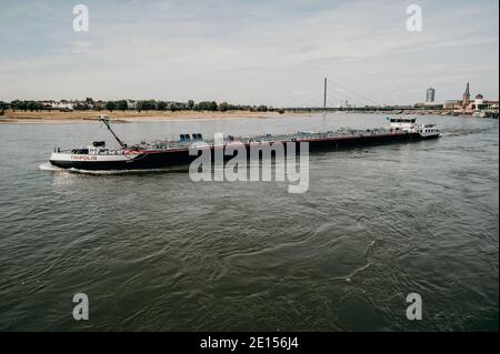 DÜSSELDORF, DEUTSCHLAND - 13. AUGUST 2020: Das Boot auf dem Rhein in Düsseldorf Stockfoto