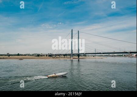 DÜSSELDORF, DEUTSCHLAND - 13. AUGUST 2020: Die Rheinkniebrücke ist eine Seilbahnbrücke über den Rhein in Düsseldorf, die am 16. Oktober 1969 für den Verkehr geöffnet wurde. Stockfoto