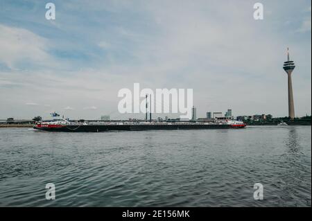 DÜSSELDORF, DEUTSCHLAND - 13. AUGUST 2020: Das Boot auf dem Rhein in Düsseldorf Stockfoto