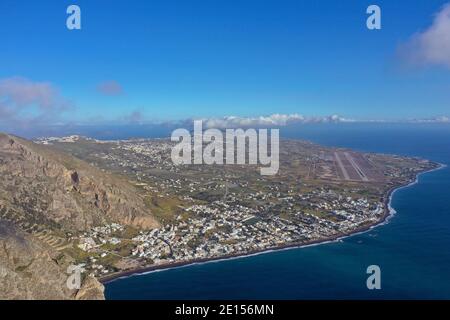 Luftaufnahme des Strandes von Kamari auf Santorini Stockfoto