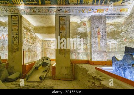 Der zerbrochene Sarkophag in der Grabkammer von KV 9, dem Grab von Ramesses VI Stockfoto