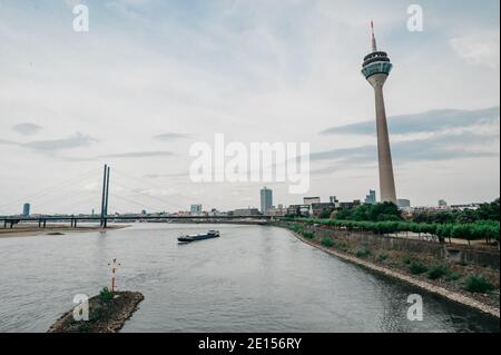 DÜSSELDORF, DEUTSCHLAND - 13. AUGUST 2020: Das Boot auf dem Rhein in Düsseldorf Stockfoto