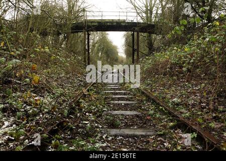 Fußgängerbrücke über das selten genutzte Stahlwerk Scunthorpe zur eingleisigen Mineraleisenbahnlinie Flixborough Wharf, Lincolnshire, Großbritannien. Stockfoto