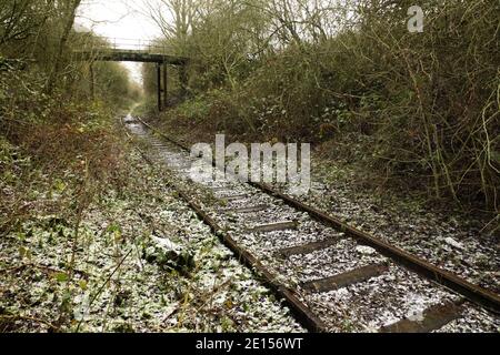 Fußgängerbrücke über das selten genutzte Stahlwerk Scunthorpe zur eingleisigen Mineraleisenbahnlinie Flixborough Wharf, Lincolnshire, Großbritannien. Stockfoto