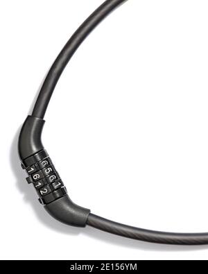 Schwarzes Kabel-Kombinationsschloss auf weißem Hintergrund fotografiert Stockfoto