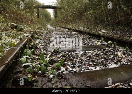 Fußgängerbrücke über das selten genutzte Stahlwerk Scunthorpe zur eingleisigen Mineraleisenbahnlinie Flixborough Wharf, Lincolnshire, Großbritannien. Stockfoto