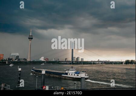 DÜSSELDORF, DEUTSCHLAND - 13. AUGUST 2020: Das Boot auf dem Rhein in Düsseldorf Stockfoto