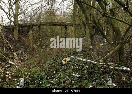 Fußgängerbrücke über das selten genutzte Stahlwerk Scunthorpe zur eingleisigen Mineraleisenbahnlinie Flixborough Wharf, Lincolnshire, Großbritannien. Stockfoto