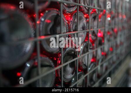 Kellerregal mit vielen staubigen Weinflaschen. Technologie zur Herstellung von Schaumwein. Argentinien Stockfoto