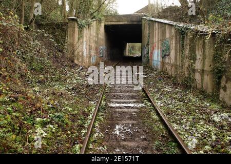 Straßenbrücke über das selten genutzte Stahlwerk Scunthorpe zur eingleisigen Mineraleisenbahnlinie Flixborough Wharf, Lincolnshire, Großbritannien. Stockfoto