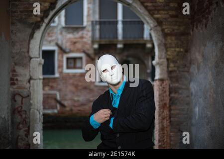Geschäftsmann trägt Maske in Venedig, Italien Stockfoto
