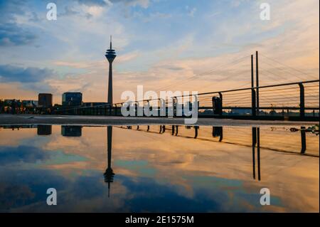 DÜSSELDORF, DEUTSCHLAND - 13. AUGUST 2020: Die Rheinkniebrücke ist eine Seilbahnbrücke über den Rhein in Düsseldorf, die am 16. Oktober 1969 für den Verkehr geöffnet wurde. Stockfoto