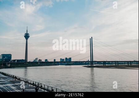 DÜSSELDORF, DEUTSCHLAND - 13. AUGUST 2020: Die Rheinkniebrücke ist eine Seilbahnbrücke über den Rhein in Düsseldorf, die am 16. Oktober 1969 für den Verkehr geöffnet wurde. Stockfoto