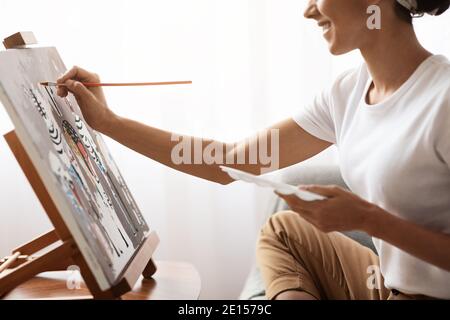 Ein kurzer Schnitt kreativer Lady Malerei zu Hause Stockfoto