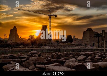 Sonnenuntergänge über laufenden Restaurierungsarbeiten am Neunten Pylon Der Tempel des Amun in Karnak Stockfoto