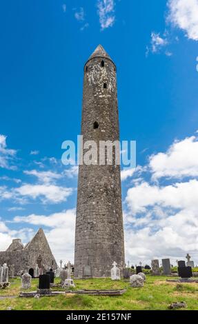 Der frühmittelalterliche Rundturm in Kilmacduagh Klostersiedlung, Gort, Grafschaft Galway, Irland Stockfoto