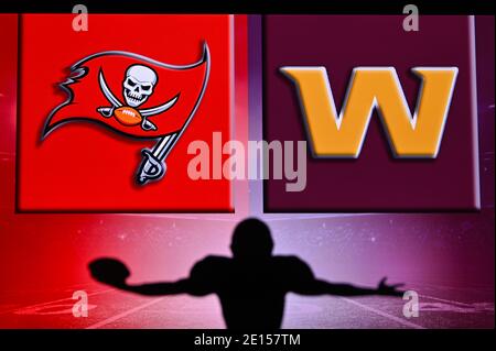 NYC, USA, 2. JANUAR. 2021: NFL Wild Card Match, 2021 Spiele außerhalb der Saison: Tampa Bay Buccaneers gegen Washington Football Team. . Silhouette von Profi Stockfoto