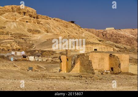 Eingebettet in den Ausläufern gegenüber dem Ramesseum, ein Gebiet, das gemeinschaftlich als die Gräber der Adligen bekannt ist, enthält mehr als 400 Gräber alter Adliger Stockfoto